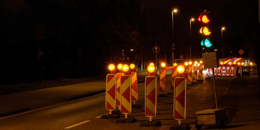 Oznakowanie robót nocnych – jak zadbać o widoczność i bezpieczeństwo po zmroku?